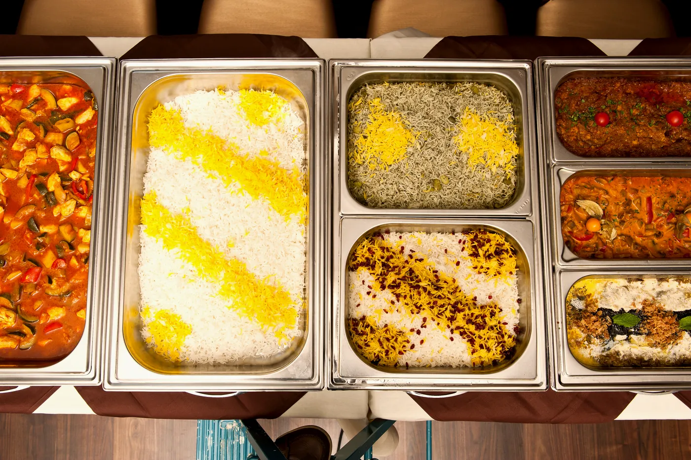 Persisches Mittagsbuffet mit Reis und warmen Gerichten