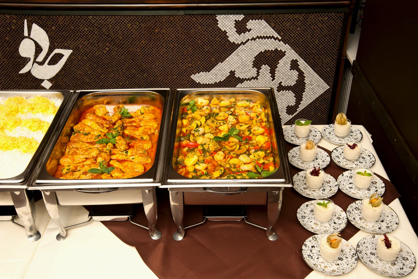 Mittagsbuffet mit warmen Speisen und Desserts